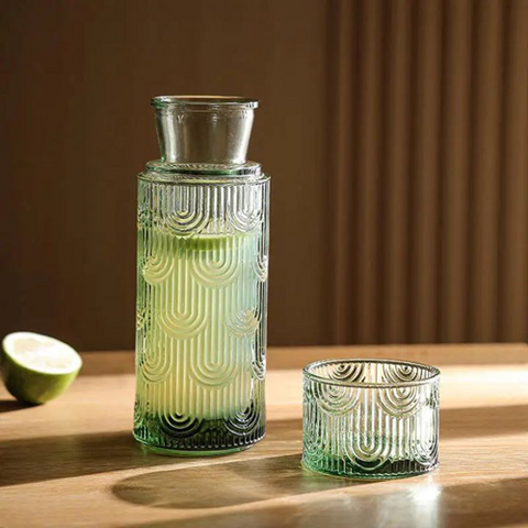 Image of زجاجة بالكوب باللون الأخضر