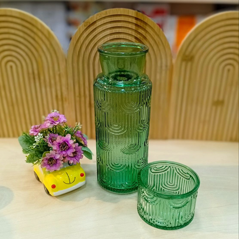 Image of زجاجة بالكوب باللون الأخضر