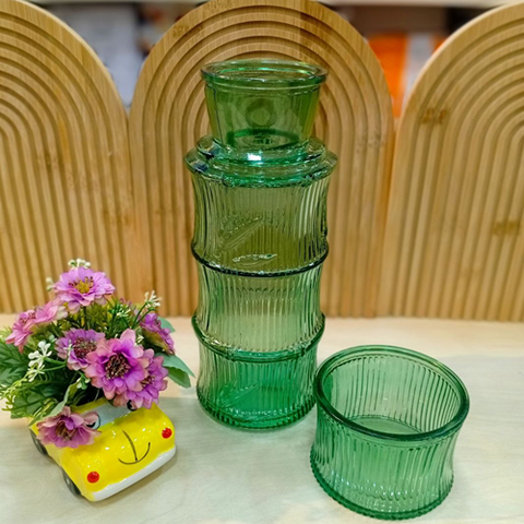 Image of زجاجة بالكوب باللون الأخضر