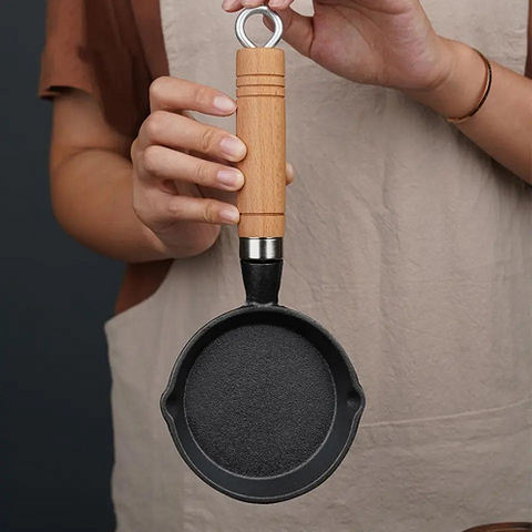 Image of طاسة زهر بيد خشب