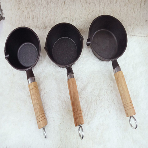 Image of طاسة زهر بيد خشب