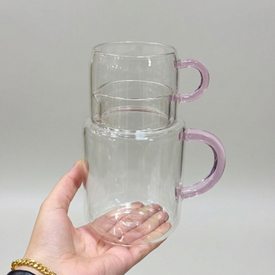 قارورة زجاج بالكوب