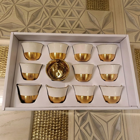 Image of طقم فناجين بورسلين بقاعده جولد