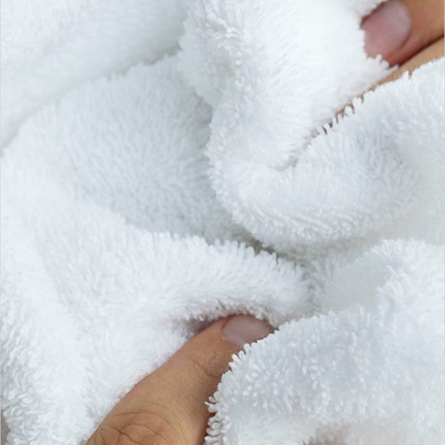 فوطة فندقية باللون الأبيض