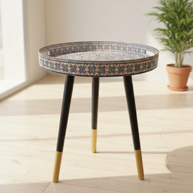 ترابيزة صينية بنقوش باللون الأزرق