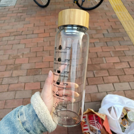 زجاجة مياه بغطاء خشبي