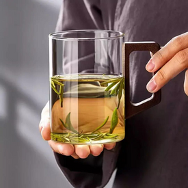 مج زجاج بيد خشب