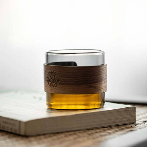 كوب زجاج بإطار خشب