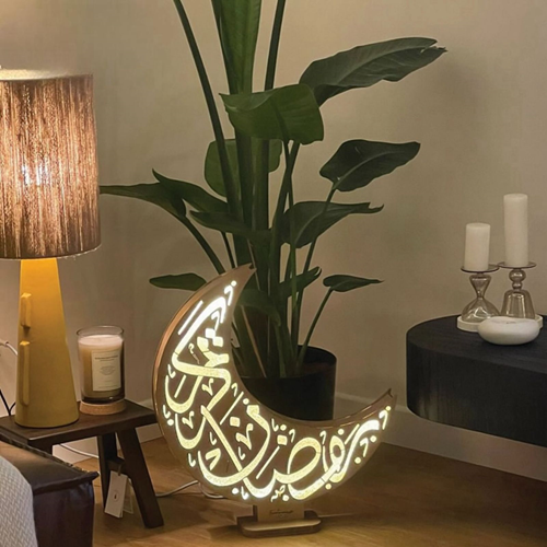 هلال خشبي مضيء