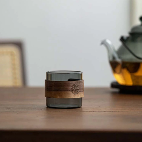 كوب زجاج بإطار خشب