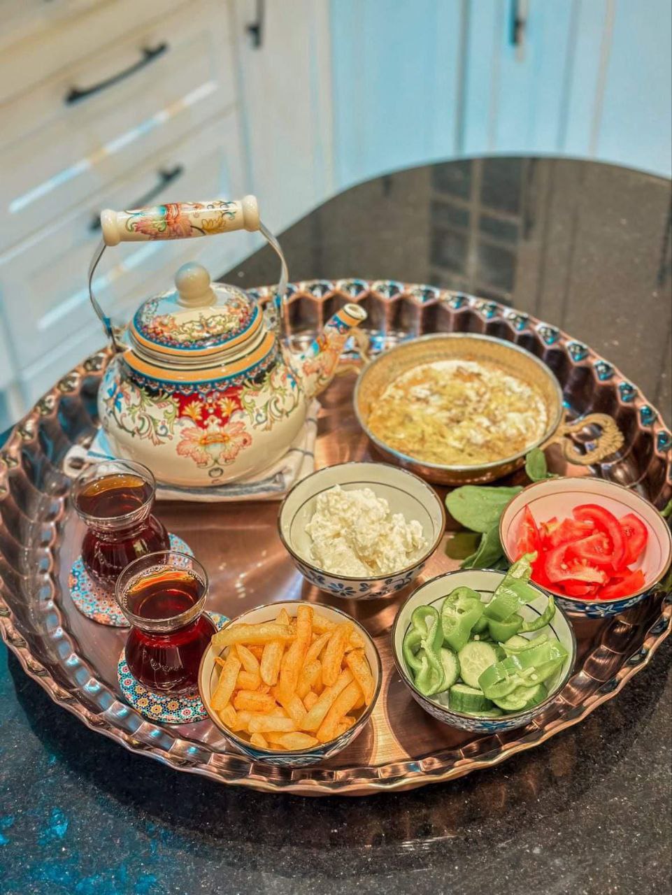 صينية نحاس لتقديم الطعام