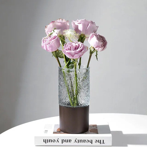 فازة زجاج بقاعدة خشب