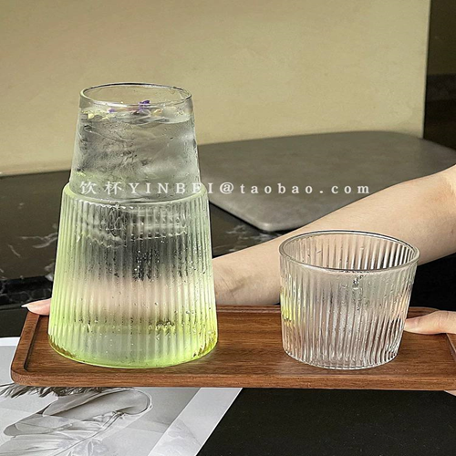 قارورة مياه + كوب