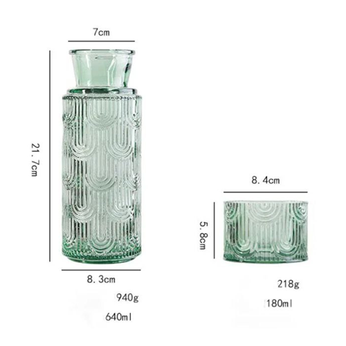 زجاجة بالكوب باللون الأخضر