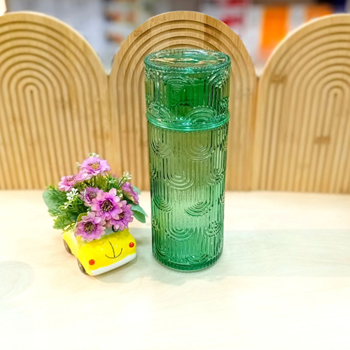 زجاجة بالكوب باللون الأخضر