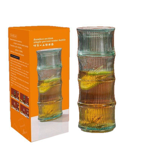 زجاجة بالكوب باللون الأخضر