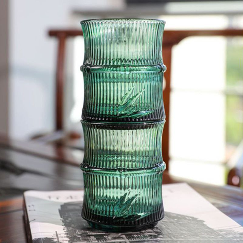 زجاجة بالكوب باللون الأخضر