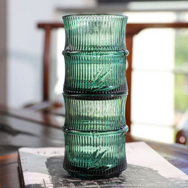 زجاجة بالكوب باللون الأخضر