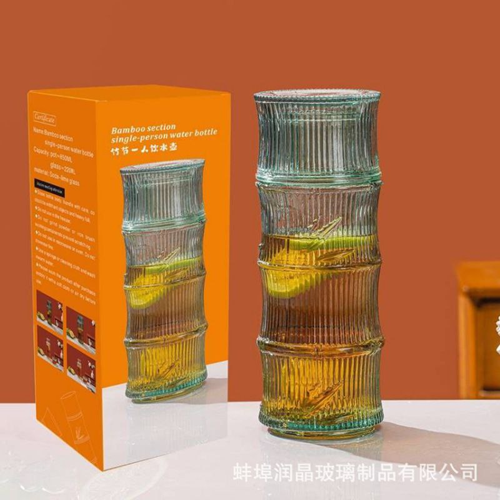 زجاجة بالكوب باللون الأخضر