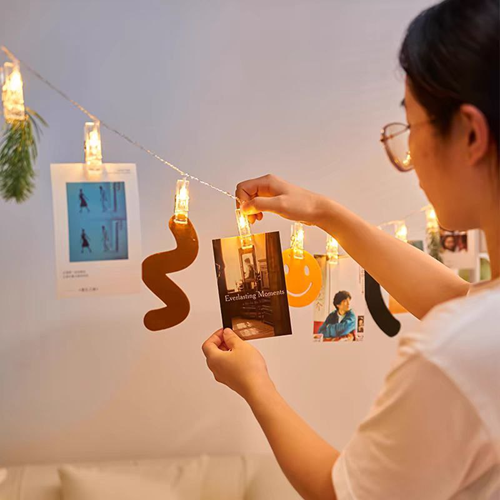 شريط إضاءة بمشبك للصور