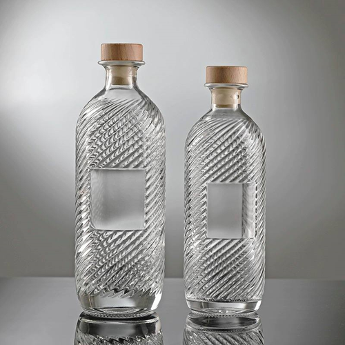 زجاجة بغطاء خشبي