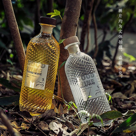 زجاجة بغطاء خشبي