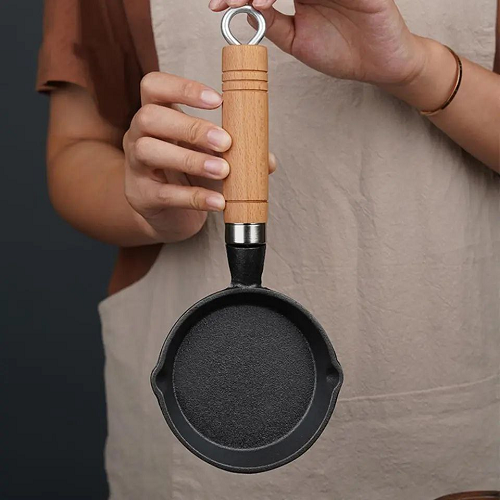 طاسة زهر بيد خشب