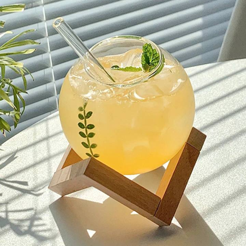 كوب زجاج بقاعدة خشب