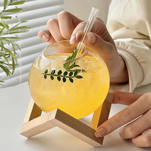 كوب زجاج بقاعدة خشب