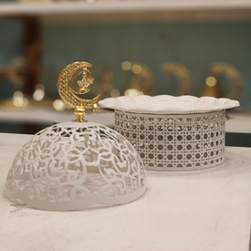 تمرية شكل قبة باللون الأبيض