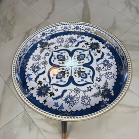 ترابيزة صينية بنقوش باللون الأزرق