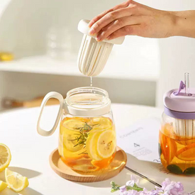 كوب عصير بمصفاة داخلية