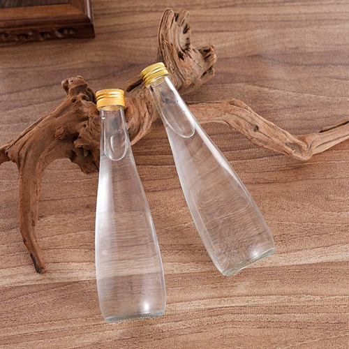 زجاجة مياه بغطاء معدن