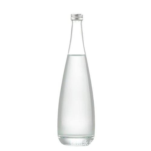 زجاجة مياه بغطاء معدن