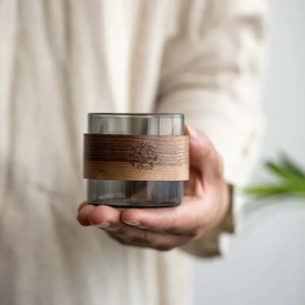 كوب زجاج بإطار خشب