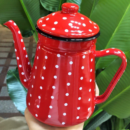 براد صاج باللون الأحمر